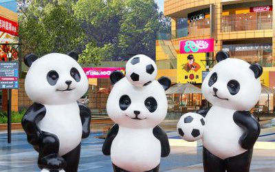 大型廣場擺放卡通足球熊貓玻璃鋼雕塑