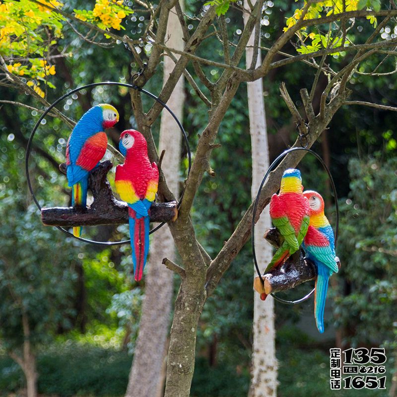 動物園樹上休息的玻璃鋼彩繪仿真動物鸚鵡雕塑 動物園樹上休息的玻璃鋼彩繪仿真動物鸚鵡雕塑