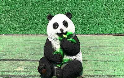 幼兒園擺放的坐姿吃竹子玻璃鋼熊貓雕塑