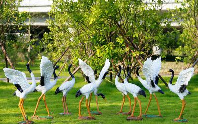 公園草坪玻璃鋼彩繪仿真動(dòng)物仙鶴雕塑