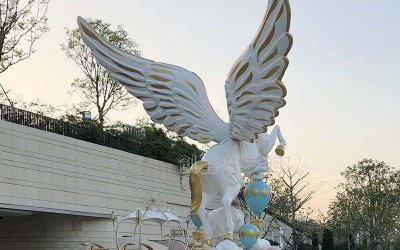 游樂(lè)場(chǎng)擺放的玻璃鋼彩繪飛馬雕塑