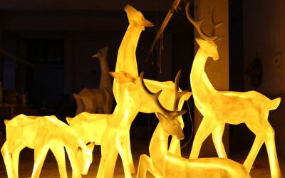 城市廣場夜晚照明創(chuàng)意玻璃鋼梅花鹿雕塑