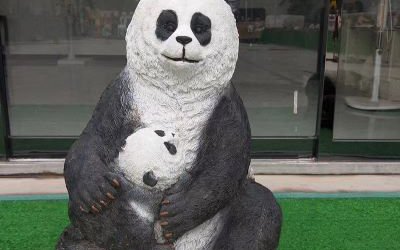 商業(yè)街店門(mén)口彩繪仿真玻璃鋼熊貓雕塑