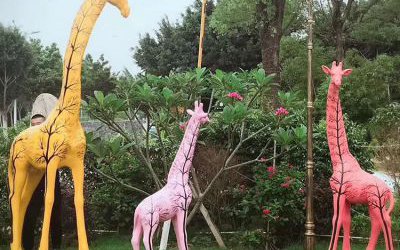 動物園擺放的玻璃鋼彩繪仿真動物長頸鹿雕塑