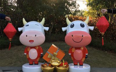 戶外公園兩只玻璃鋼可愛(ài)卡通的牛雕塑