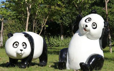 公園觀景區草坪擺放呆萌玻璃鋼卡通熊貓雕塑