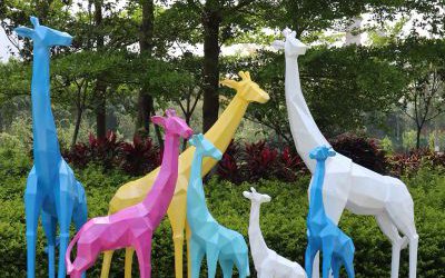 戶外動物園玻璃鋼彩繪幾何長頸鹿雕塑