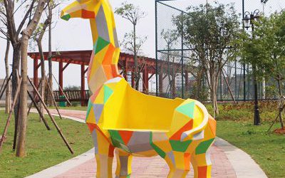 景區(qū)園林長頸鹿幾何塊面動(dòng)物座椅擺件玻璃鋼雕塑