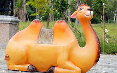 游樂場(chǎng)幼兒園玻璃鋼卡通彩繪駱駝雕塑