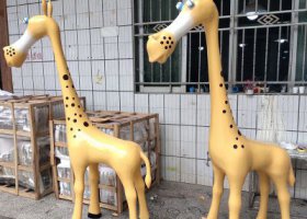 景區(qū)游樂(lè)園玻璃鋼卡通可愛(ài)長(zhǎng)頸鹿雕塑